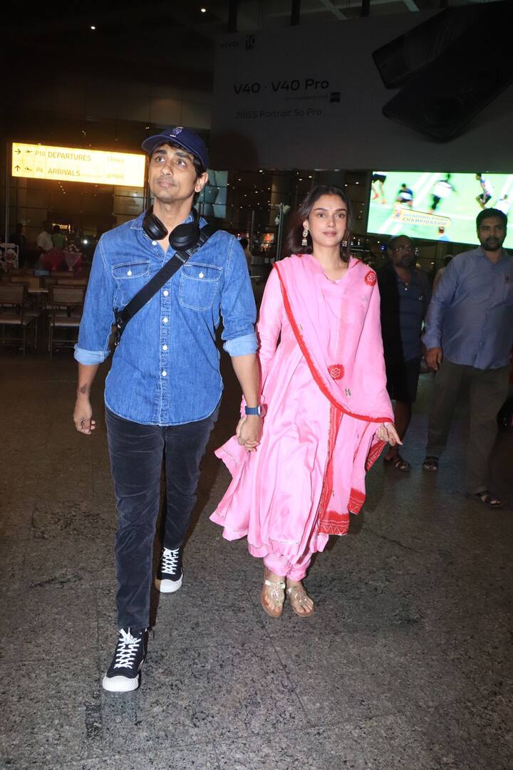 यावेळी सिद्धार्थने डेनिम शर्ट, ब्लॅक ट्राउझर्स आणि ब्लॅक-व्हाइट कॉन्व्हर्स शूज घातले होते.