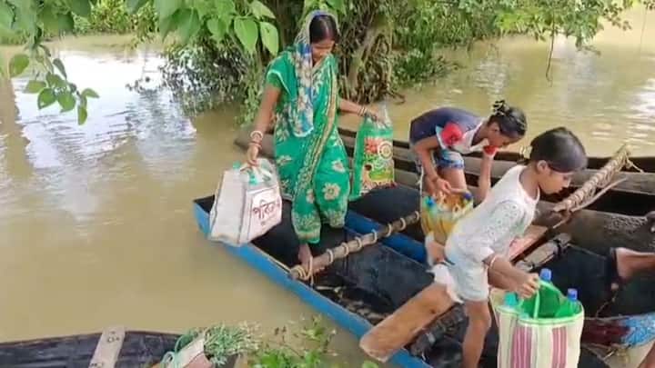 ইলেকট্রিক না থাকার কারণে দেখা দিয়েছে পানীয় জলের চরম সংকট। দূর থেকে নৌকা ও ডিঙ্গি চড়ে দূর থেকে জলে এনে ব্যবহার করতে হচ্ছে তাঁদের।
