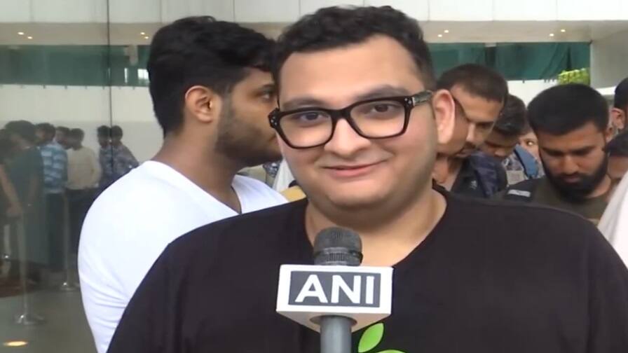Iphone 16 ખરીદવા અમદાવાદથી મુંબઇ પહોંચ્યો, 21 કલાક લાઇનમાં ઉભો રહ્યો આ વ્યક્તિ iPhone 16 Apple stores in Delhi and Mumbai see huge crowds Iphone 16 ખરીદવા અમદાવાદથી મુંબઇ પહોંચ્યો, 21 કલાક લાઇનમાં ઉભો રહ્યો આ વ્યક્તિ