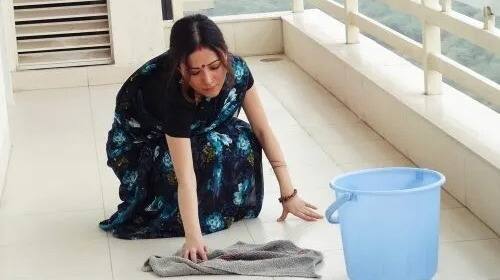 घरामध्ये बऱ्याच स्त्रिया घर साफ करताना जुने कपडे वापरतात. परंतु वास्तुशास्त्रानुसार, स्वतः वापरलेले कपडे कधीही सफाईसाठी वापरू नये.