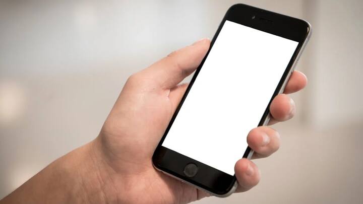 आज के वक्त आईफोन को ऐतिहासिक रूप से सबसे महंगे स्मार्टफोन में से एक माना जाता रहा है, जिससे यह एक ऐसी लग्जरी वस्तु बन गई है. लेकिन अब समान मासिक किस्तों की शुरुआत के साथ एक छोटे विक्रेताओं से लेकर व्यवसायी तक के लोगों को आईफोन खरीदना आसान हो गया है.