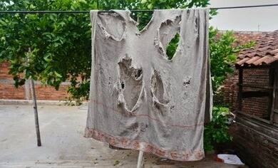 घर सफाई करताना जुने किंवा फाटके कपडे वापरल्याने घरात नकारात्मक ऊर्जा नांदते. घरातून लक्ष्मी निघून जाते आणि दारिद्री वास करते.