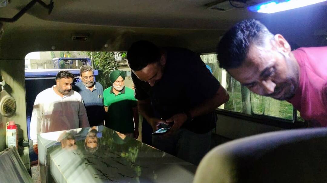 ਪੰਜਾਬੀ ਨੌਜਵਾਨ ਦੀ ਮ੍ਰਿਤਕ ਦੇਹ ਦੁਬਈ ਤੋਂ ਪਹੁੰਚੀ ਵਤਨ, ਦੋ ਬੱਚਿਆਂ ਦਾ ਬਾਪ ਸੀ ਜਤਿੰਦਰ, ਡਾ. ਓਬਰਾਏ ਨੇ ਪਰਿਵਾਰ ਲਈ ਪੈਨਸ਼ਨ ਦਾ ਕੀਤਾ ਐਲਾਨ Due to the efforts of Dr. Oberoi, the dead body of Jatinder of Hoshiarpur reached India ਪੰਜਾਬੀ ਨੌਜਵਾਨ ਦੀ ਮ੍ਰਿਤਕ ਦੇਹ ਦੁਬਈ ਤੋਂ ਪਹੁੰਚੀ ਵਤਨ, ਦੋ ਬੱਚਿਆਂ ਦਾ ਬਾਪ ਸੀ ਜਤਿੰਦਰ, ਡਾ. ਓਬਰਾਏ ਨੇ ਪਰਿਵਾਰ ਲਈ ਪੈਨਸ਼ਨ ਦਾ ਕੀਤਾ ਐਲਾਨ