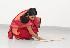 Vastu Tips : जुन्या कपड्यांनी लादी पुसणं पडेल महागात; गरिबी येईल चालून, शास्त्र सांगते...