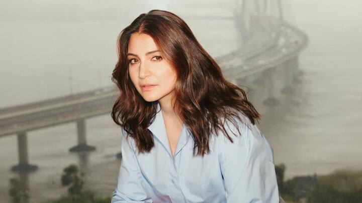 মাছ, মাংস, ডিম কিছুই খান না অনুষ্কা শর্মা। খান না দুধও। কাঠবাদামের দুধ ব্যবহার করেন অনুষ্কা। তৈরি করে নেন বাড়িতেই।