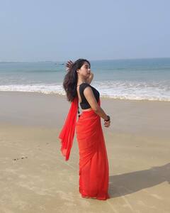 Deepthi Sunaina : బీచ్​ దగ్గర రెడ్ శారీలో దీప్తీ సునయన ఫోజులు చూశారా? అప్పట్లో అలా ఉండేదట