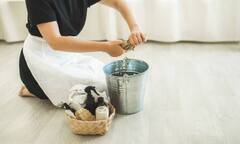 Vastu Tips : जुन्या कपड्यांनी लादी पुसणं पडेल महागात; गरिबी येईल चालून, शास्त्र सांगते...