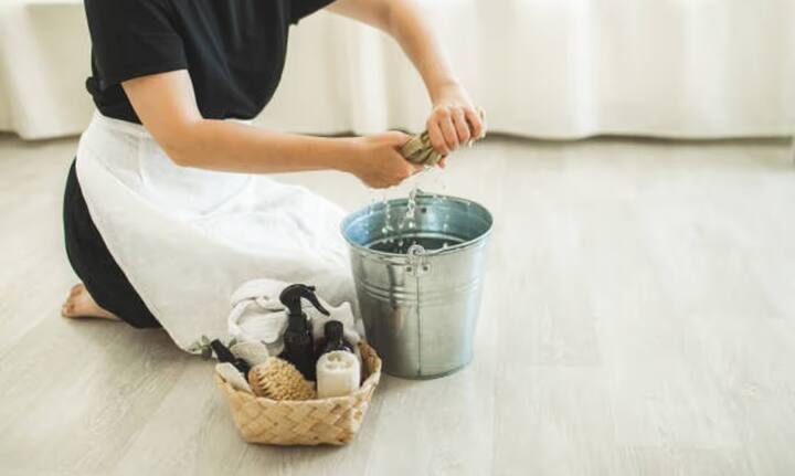 घरातील प्रत्येक गोष्ट वापरण्यामागे वास्तूशास्त्राचे काही नियम आहेत. जुन्या कपड्यांचा वापर लादी पुसायला केल्याने घरात नकारात्मकता नांदते. घरातील व्यक्तींच्या जीवनावर याचा नकारात्मक परिणाम होतो.