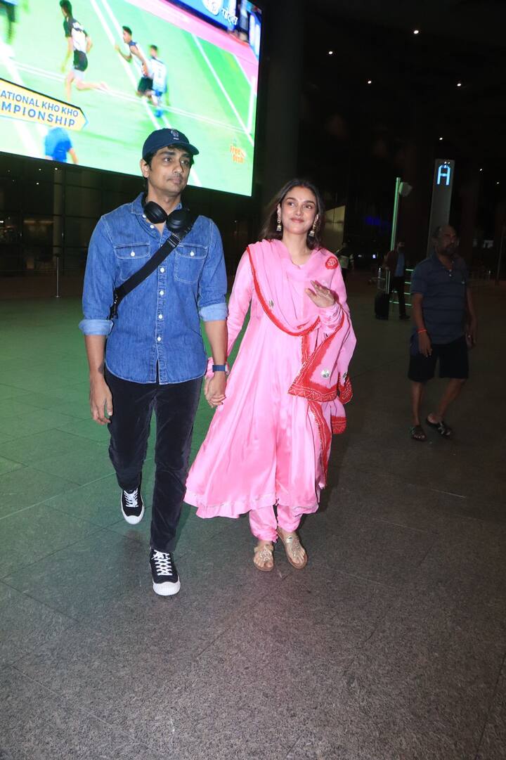 आदिती राव हैदरी आणि सिद्धार्थ यांचा विवाह 16 सप्टेंबर रोजी तेलंगणातील वानापर्थी येथील 400 वर्ष जुन्या श्रीरंगपूर मंदिरात झाला. या लग्नात कुटुंबीयांव्यतिरिक्त काही जवळचे मित्र उपस्थित होते.