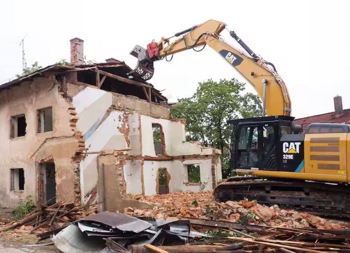 ਤੁਹਾਨੂੰ ਦੱਸ ਦੇਈਏ ਕਿ ਅਜਿਹੇ ਰਾਜਾਂ ਵਿੱਚ ਮਕਾਨ ਢਾਹੁਣ ਦੇ ਕਈ ਕਾਰਨ ਹੋ ਸਕਦੇ ਹਨ। ਜਿਵੇਂ ਕਿ ਸਰਕਾਰੀ ਪੁਨਰ-ਵਿਕਾਸ ਪ੍ਰੋਜੈਕਟ, ਗ਼ੈਰ-ਕਾਨੂੰਨੀ ਉਸਾਰੀ, ਗ਼ੈਰ-ਕਾਨੂੰਨੀ ਬਸਤੀਆਂ ਨੂੰ ਹਟਾਉਣਾ, ਕੁਦਰਤੀ ਆਫ਼ਤ ਤੋਂ ਬਾਅਦ ਵਿਕਾਸ, ਸ਼ਹਿਰੀਕਰਨ, ਜ਼ਮੀਨ ਐਕਵਾਇਰ, ਸਾਂਭ-ਸੰਭਾਲ ਦੀ ਘਾਟ ਕਾਰਨ ਟੁੱਟ ਰਹੇ ਮਕਾਨ ਅਤੇ ਵਿਰਾਸਤ ਨੂੰ ਬਚਾਉਣ ਲਈ ਸਰਕਾਰ ਵੱਲੋਂ ਕੀਤੇ ਗਏ ਕਦਮ।