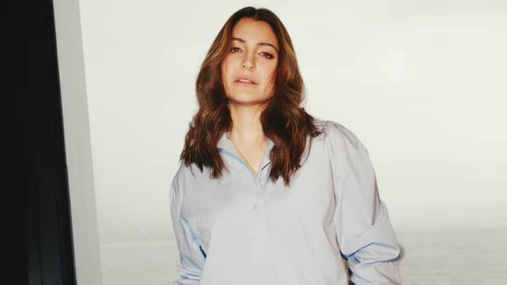 দিনে মোট ৫ বার খাবার খান অনুষ্কা। সকালের জলখাবার, দুপুর ও রাতের খাবারের মধ্যে আরও ২ বার অল্প অল্প করে খাবার খান অনুষ্কা।