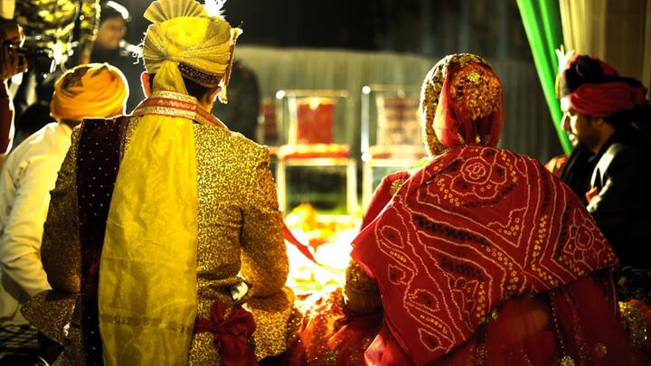 बता दें कि हिमाचल प्रदेश की मणिकर्ण घाटी के पिणी गांव में ये परंपरा आज भी निभाई जाती है. इसके अलावा दूल्हे के लिए भी कुछ नियमों का पालन करना पड़ता है. हिमाचल के पिणी गांव में शादी के बाद सिर्फ दुल्हन बिना कपड़ों के रहती है. हालांकि दुल्हन इस दौरान सिर्फ ऊन से बने पट्टे पहन सकती है.