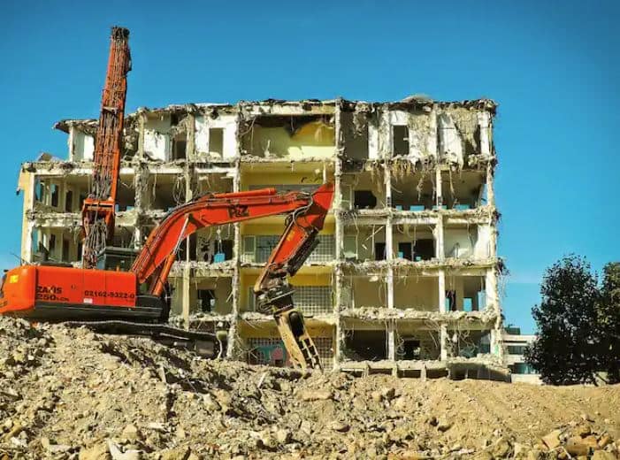 ਵੱਖ-ਵੱਖ ਰਾਜਾਂ ਵਿੱਚ ਅਜਿਹੀ ਕਾਰਵਾਈ ਲਈ ਵੱਖ-ਵੱਖ ਨਿਯਮ ਹਨ। ਅਜਿਹੇ ਮਾਮਲੇ ਸਭ ਤੋਂ ਵੱਧ ਉੱਤਰ ਪ੍ਰਦੇਸ਼ ਤੋਂ ਚਰਚਾ ਵਿੱਚ ਆਏ ਹਨ। ਇੱਥੋਂ ਦੇ ਨਿਯਮਾਂ ਅਨੁਸਾਰ ਸੂਬੇ ਵਿੱਚ ਅਜਿਹੇ ਮਾਮਲਿਆਂ ਵਿੱਚ ਸ਼ਹਿਰੀ ਯੋਜਨਾ ਅਤੇ ਵਿਕਾਸ ਐਕਟ 1973 ਤਹਿਤ ਕਾਰਵਾਈ ਕੀਤੀ ਜਾਂਦੀ ਹੈ।