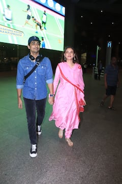 पिंक सूट, मांग में सिंदूर... शादी के बाद पहली बार पति सिद्धार्थ का हाथ थामे स्पॉट हुईं अदिति राव हैदरी, सादगी में भी लगीं खूबसूरत