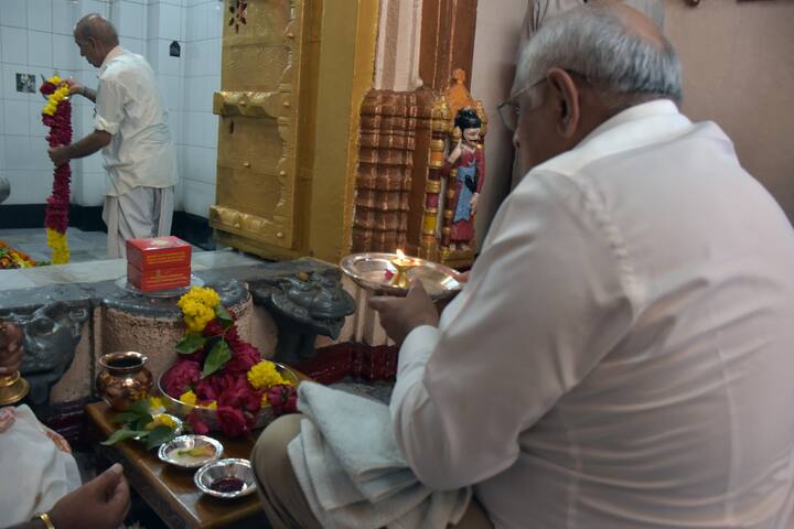 મંદિરના ટ્રસ્ટી કિશોરભાઈ મહેતાએ મુખ્યમંત્રીને અમરેલી નાગનાથ મંદિરનો ઈતિહાસ જણાવ્યો હતો. ૨૦૭ વર્ષ જૂનું આ શિવાલયનું નિર્માણ તત્કાલિન ગાયકવાડ રાજ્યના દીવાનજી દ્વારા કરવામાં આવ્યું હતું.