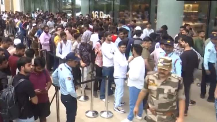 iPhone 16 Sale Begins: Hundreds Of People Line Up In Front Of Apple BKC & Saket To Buy The Latest Models — Watch