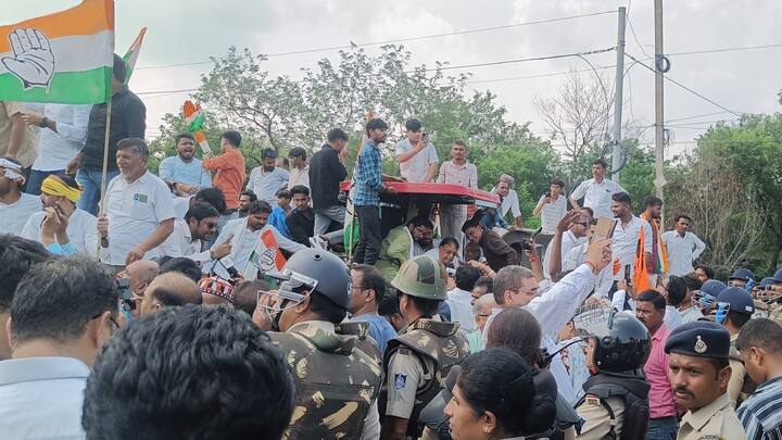 Kisan Nyay Yatra: सूरज नगर तिराहे के आगे रोके जाने पर कांग्रेस कार्यकर्ताओं और किसानों ने हाथों में फसल लेकर प्रदर्शन किया. प्रदर्शनकारी सोयाबीन, धान और गेहूं का समर्थन मूल्य मांग रहे थे.