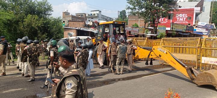 सूरज नगर चौराहे पर पुलिस ने दोनों तरफ रास्ता बंद कर रखा था. बैरिकेडिंग के आगे बुलडोजर भी खड़े किए गए थे. एडिशनल डीसीपी रश्चिम अग्रवाल दुबे ने बताया कि किसानों के प्रतिनिधिमंडल और कांग्रेस नेताओं ने सूरज नगर तिराहे पर एडीएम को ज्ञापन सौंपा.