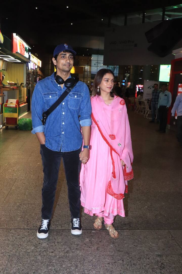 आता लग्नाच्या 4 दिवसांनंतर दोघेही मुंबई विमानतळावर पहिल्यांदाच एकमेकांचा हात धरताना दिसले. दोघांचा एक अतिशय क्यूट व्हिडिओ सोशल मीडियावर व्हायरल होत आहे, जो चाहत्यांना खूप आवडत आहे.