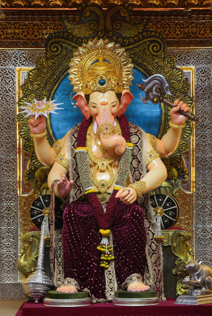 इस साल गणेश उत्सव पर मुंबई के मशहूर लालबाग के राजा के चरणों में भक्तों ने दिल खोलकर दान किया.