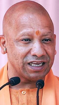 CM Yogi ने गोरखनाथ मंदिर परिसर में सुनी लोगों की समस्याएं | #shorts