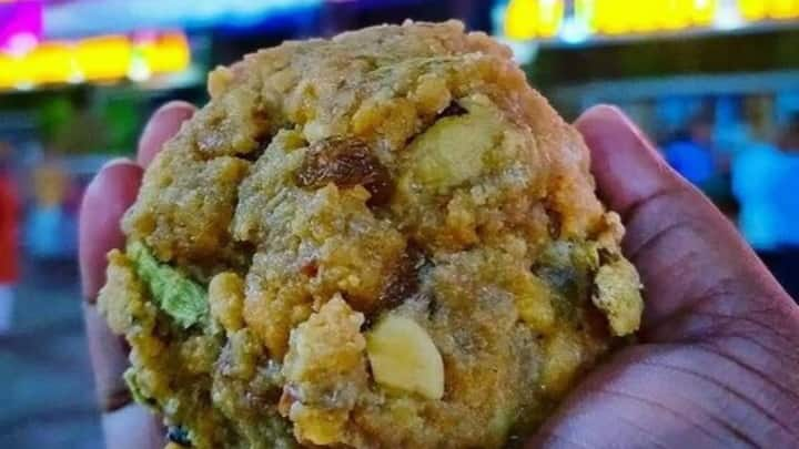 Tirumala Prasadam Controversy: तिरुपति बालाजी के मंदिर में मिलने वाला लड्डू वो प्रसाद है, जिसके बिना दर्शन पूरे नहीं माने जाते. इस लड्डू में जानवरों की चर्बी मिलने का मामला तूल पकड़ चुका है.