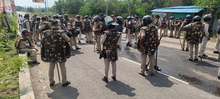 सूरज नगर तिराहे पर बड़ी संख्या में जवानों के साथ दो बुलडोजर नजर आये. कांग्रेस के प्रदर्शन में 150 से ज्यादा ट्रैक्टर लेकर किसान पहुंचे. पूर्व मंत्री पीसी शर्मा और अजय सिंह ट्रैक्टर चलाकर कांग्रेस की किसान न्याय यात्रा में शामिल हुए.