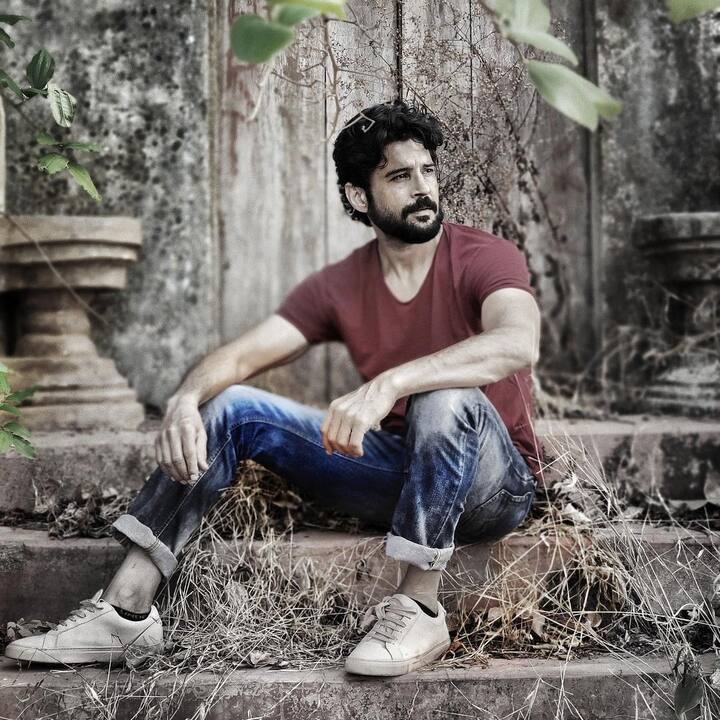 अगर आपने नहीं पहचाना तो बता दें कि ये कोई और नहीं बल्कि टीवी के डेशिंग एक्टर राजीव खंडेलवाल हैं. जिन्होंने अपना करियर मॉडलिंग से शुरू किया था. इसके बाद उन्हें 'कहीं तो होगा' में लीड रोल प्ले करने का मौका मिला.