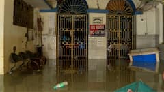 Ghatal Flood Situation: জলের তলায় ঘাটাল, নিউজ কভার করতে গিয়ে কোমর জলে রিপোর্টার, দেখুন ছবি