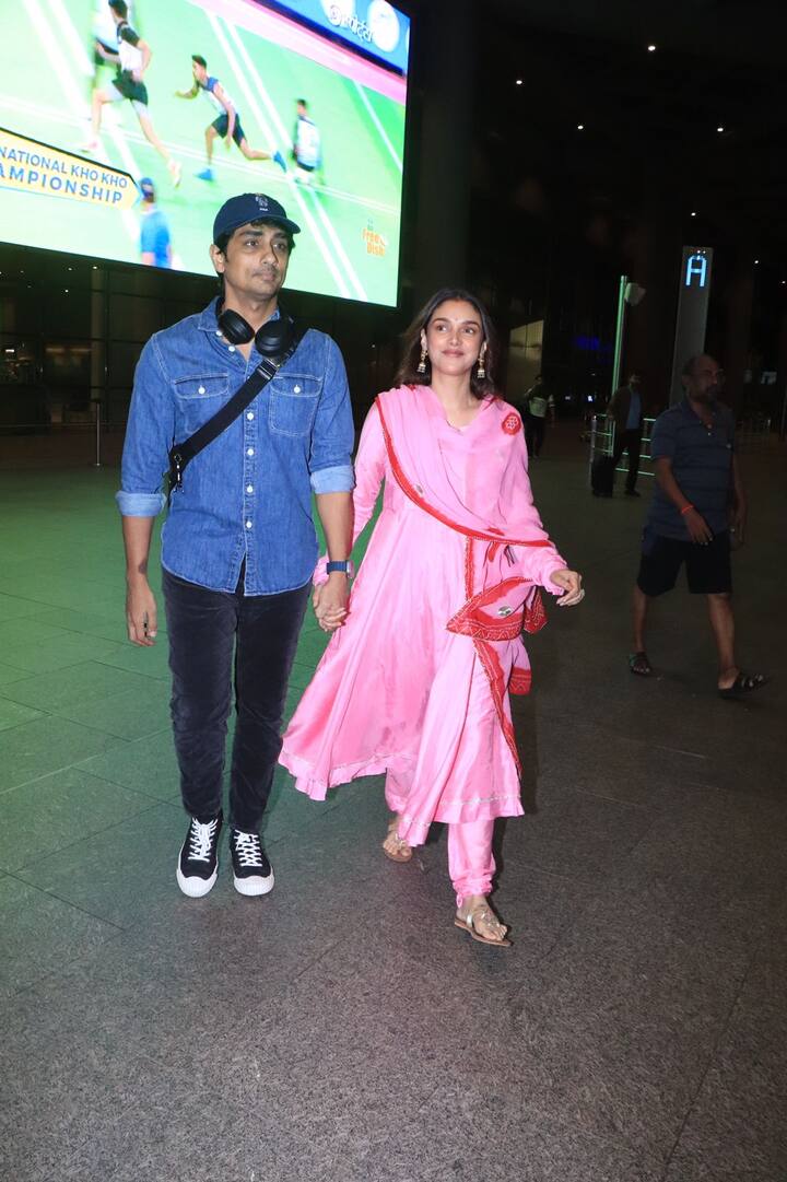 त्यानंतर दोघांनी लग्नाचे फोटो सोशल मीडियावर चाहत्यांसह शेअर केले. यादरम्यान दोघेही साऊथच्या पारंपरिक लूकमध्ये दिसले.