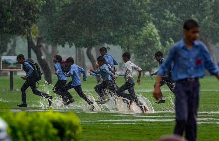 मौसम विभाग के मुताबिक अगले चार से पांच दिनों तक दिल्ली सहित देश की अन्य इलाकों में भी बारिश की कोई संभावना नहीं है, लेकिन मानसून समाप्त होने से पहले यानी 26 सितंबर के बाद बारिश होने की संभावना है.