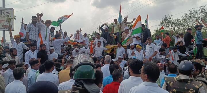 रातीबड़ से निकली कांग्रेस की ट्रैक्टर रैली को पुलिस ने सूरज नगर तिराहे के आगे रोक लिया. कांग्रेस कार्यकर्ता और किसान हाथों में फसल लेकर प्रदर्शन करते रहे.