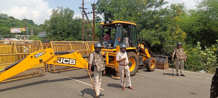 किसान न्याय यात्रा में पूर्व मंत्री पीसी शर्मा और अजय सिंह 'राहुल भैया' शामिल हुए. पुलिस ने हंगामे की स्थिति से निपटने के लिए तैयारियां पूरी कर रखी थी. पहली बार बैरिकैडिंग के साथ बुलडोजर भी तैनात किये गये थे.