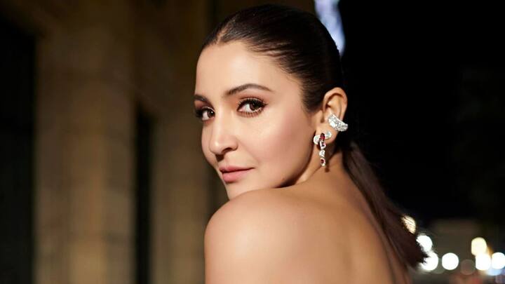 সারাদিনকে একেবারে অনেকটা খাবার খেয়ে নেন না অনুষ্কা। তিনি অল্প করে, বারে বারে খাবার খেতে পছন্দ করেন। একেবারে বেশি খেতে মোটা হয়ে যাওয়ার সম্ভাবনা রয়ে যায়।