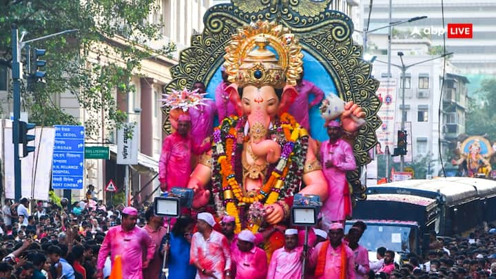 Lalbaugcha Raja Donation 2024: मुंबई के लालबाग के राजा मुंबई ही नहीं पूरी दुनिया में मशहूर हैं. इस बार लालबगचा राजा को उनके भक्तों ने इतना चढ़ावा चढ़ाया है कि जो भी सुन रहा है हैरान हो रहा है.