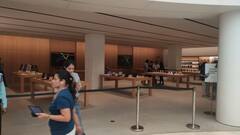 दिल्ली में आईफोन-16 खरीदने के लिए लोगों में गजब का क्रेज, साकेत सेलेक्ट सिटी मॉल में लगी लंबी लाइन