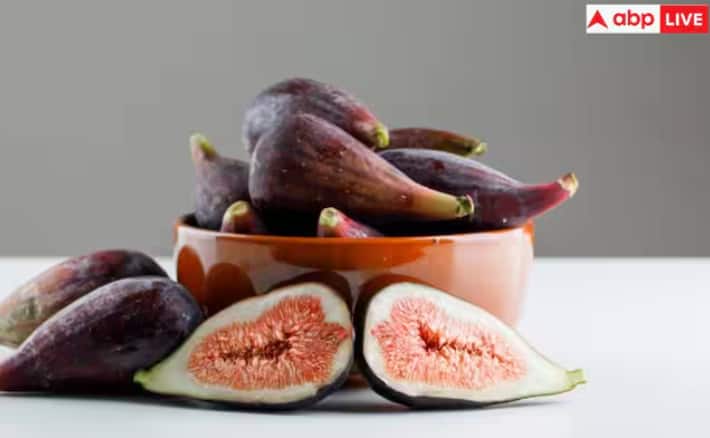 ਕਬਜ਼ ਤੋਂ ਰਾਹਤ- ਅੰਜੀਰ ਦਾ ਰਸ ਫਾਈਬਰ ਨਾਲ ਭਰਪੂਰ ਹੁੰਦਾ ਹੈ ਅਤੇ ਇਸ ਨੂੰ ਪੀਣ ਨਾਲ ਕਬਜ਼ ਤੋਂ ਰਾਹਤ ਮਿਲਦੀ ਹੈ। ਅੰਜੀਰ ਵਿੱਚ ਰੇਸ਼ਾਕ ਗੁਣ ਹੁੰਦੇ ਹਨ ਜੋ ਕਬਜ਼ ਦੀ ਸਮੱਸਿਆ ਨੂੰ ਦੂਰ ਕਰਦੇ ਹਨ ਅੰਜੀਰ ਵਿੱਚ ਫਾਈਬਰ ਦੀ ਮਾਤਰਾ ਘੱਟ ਹੁੰਦੀ ਹੈ। ਜੇਕਰ ਤੁਸੀਂ ਰੋਜ਼ਾਨਾ ਅੰਜੀਰ ਦਾ ਸੇਵਨ ਕਰਦੇ ਹੋ ਤਾਂ ਇਸ ਨਾਲ ਪੇਟ 'ਚ ਹੋਣ ਵਾਲੀ ਪੁਰਾਣੀ ਕਬਜ਼ ਤੋਂ ਵੀ ਰਾਹਤ ਮਿਲਦੀ ਹੈ ਪੱਥਰੀ ਦੀ ਸਮੱਸਿਆ 'ਚ ਫਾਇਦੇਮੰਦ — ਅੰਜੀਰ ਦਾ ਸੇਵਨ ਪੱਥਰੀ ਦੇ ਮਰੀਜ਼ਾਂ ਲਈ ਵੀ ਫਾਇਦੇਮੰਦ ਹੁੰਦਾ ਹੈ। ਇਕ ਅਧਿਐਨ ਮੁਤਾਬਕ ਅੰਜੀਰ 'ਚ ਐਂਟੀ-ਯੂਰੋਲੀਥੀਆਟਿਕ ਅਤੇ ਡਾਇਯੂਰੇਟਿਕ ਗੁਣ ਪਾਏ ਜਾਂਦੇ ਹਨ ਜੋ ਪੱਥਰੀ ਦੀ ਸਮੱਸਿਆ ਨੂੰ ਦੂਰ ਕਰਦੇ ਹਨ। ਇਸ ਨਾਲ ਸਰੀਰ 'ਚ ਪੱਥਰੀ ਦਾ ਨਿਰਮਾਣ ਘੱਟ ਹੋ ਜਾਂਦਾ ਹੈ।