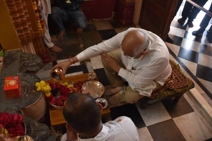 તે સિવાય લાઠી-બાબરા વિસ્તારના ધારાસભ્ય જનકભાઈ તળાવીયા, અમરેલી જિલ્લા કલેક્ટર અજય દહિયા, જિલ્લા વિકાસ અધિકારી પરિમલ પંડ્યા, જિલ્લા પોલીસ અધિક્ષક હીમકર સિંઘ, નિવાસી અધિક કલેક્ટર દિલીપસિંહ ગોહિલ, અમરેલીની વિવિધ સંસ્થાઓના અગ્રણીઓ સહિતના ઉપસ્થિત રહ્યા હતા.