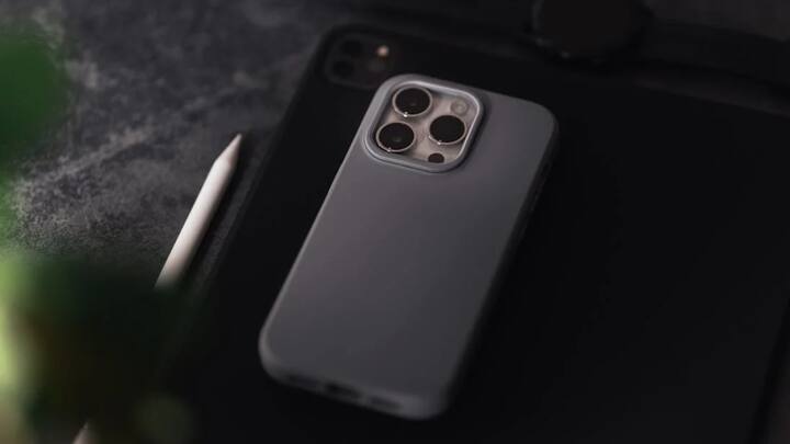 आईफोन आज के वक्त स्टेट्स सिंबल बन गया है. भारत में अधिकांश युवा आईफोन ईएमआई पर खरीदते हैं.