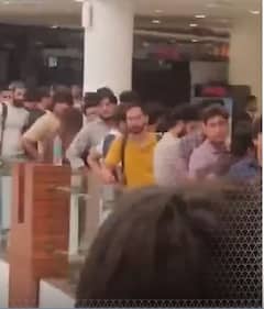 iPhone16 खरीदने के लिए दिल्ली के स्टोर में लगी लंबी लाइन | #shorts