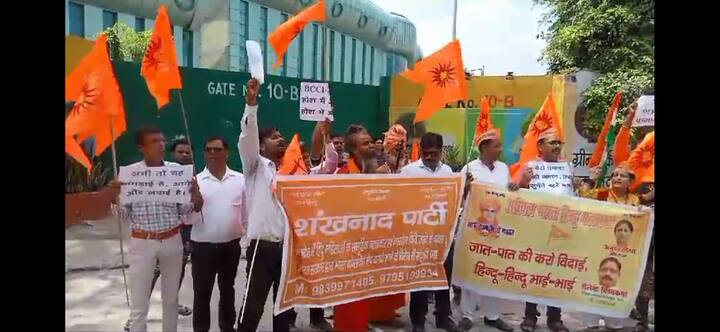 कानपुर में होने वाले भारत बांग्लादेश मैच को लेकर हिंदू संगठन विरोध कर रहा है उनका कहना है की देश की हिंदू बहन बेटियों के साथ बांग्लादेश में अत्याचार किया गया इनकी अस्मत के साथ खेला गया.