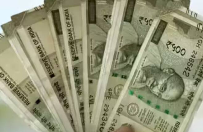 PF ਖਾਤੇ ਵਿੱਚ, ਤੁਸੀਂ ਕੁਝ ਉਦੇਸ਼ਾਂ ਲਈ ਲੋੜ ਦੇ ਸਮੇਂ ਆਪਣੇ ਖਾਤੇ ਵਿੱਚ 50% ਤੱਕ ਦੀ ਰਕਮ ਕਢਵਾ ਸਕਦੇ ਹੋ। ਹਾਲਾਂਕਿ, ਇਸਦੇ ਲਈ ਤੁਹਾਡੀ ਸੇਵਾ 7 ਸਾਲ ਹੋਣੀ ਚਾਹੀਦੀ ਹੈ।