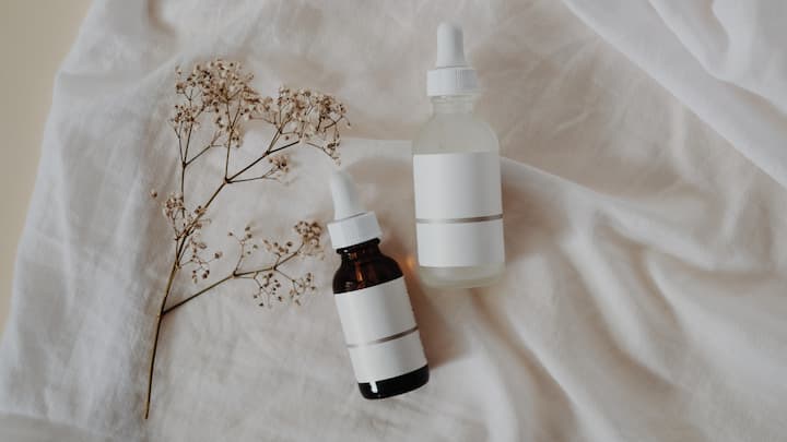 In the modern world, where environmental issues are foremost in mind, it's important to incorporate sustainable approaches into our daily skincare regimens. Here are some tips to follow: