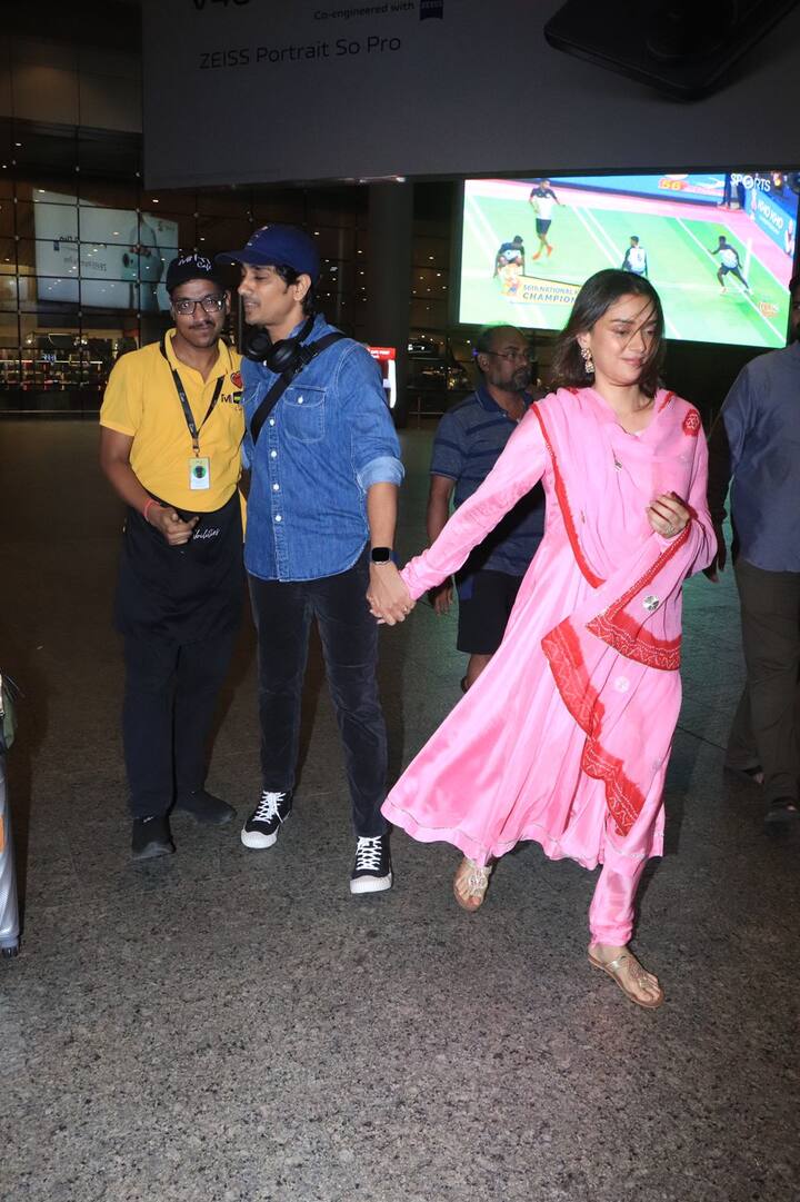 लग्नानंतर सिद्धार्थ आणि आदिती राव हैदरी पहिल्यांदाच पापाराझींसमोर आले होते. फोटो आणि व्हिडीओ काढण्यासोबतच पापाराझी दोघांना लग्नासाठी शुभेच्छाही देत ​​आहेत.