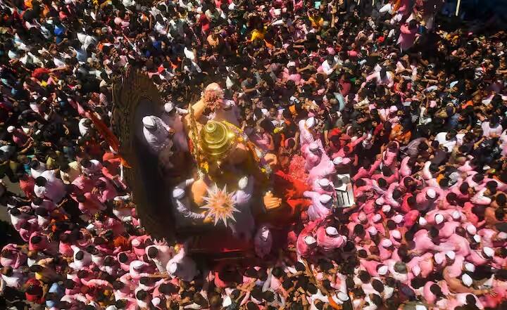ભક્તોએ ભક્તિભાવથી લાલબાગના રાજાને 4151.360 ગ્રામ સોનું દાન કર્યું હતું.