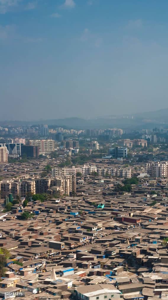 मुंबई की धारावी में कितनी आबादी है?