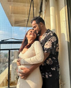 डीपनेक बॉडीकोन ड्रेस में देवोलीना ने फ्लॉन्ट किया बेबी बंप, पति की बाहों में यूं दिए रोमांटिक पोज