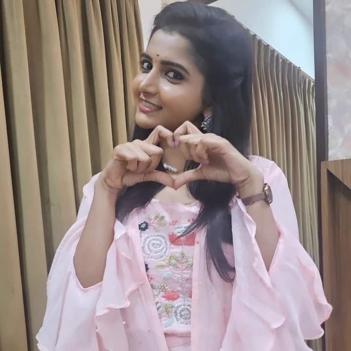 ఆ విషయం కావ్యకు తెలియదు..ఆమె వేసిన డిజైన్లు ఓ వ్యక్తి ఇస్తే వాటిని తను అమ్మి పెడుతుంటాడు..అందుకే ఆ మధ్యవర్తితో డీల్ మాట్లాడే ప్లాన్ లో ఉంది అనామిక. కావ్య ఎప్పటిలా డిజైన్లు వేసి ఇస్తే అవి దుగ్గిరాల వారి కంపెనీకి కాకుండా సామంత్ కంపెనీకి చేరనున్నాయన్నమాట..