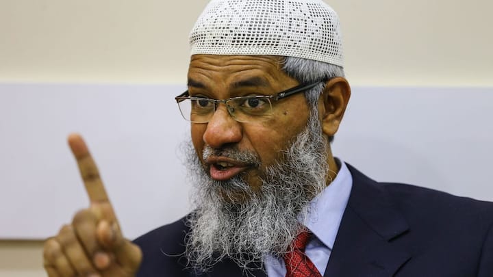 Zakir Naik On India: इस्लामिक उपदेशक जाकिर नाइक ने एक पॉडकास्ट के दौरान ये कह दिया है कि वह इंडिया के नंबर एक के आतंकवादी हैं. अगर वो भारत जाएंगे तो उनको अरेस्ट कर लिया जाएगा.