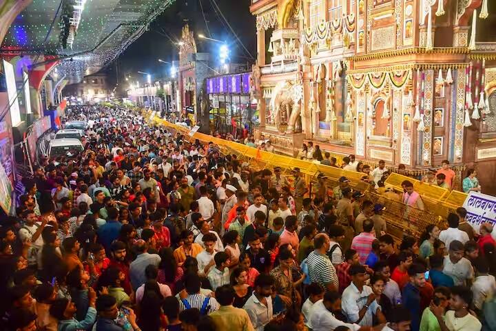 સાથે જ ગણપતિ બાપ્પાને 64321 ગ્રામ ચાંદી પણ અર્પણ કરવામાં આવી હતી.